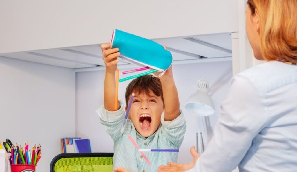 طفل مصاب بالتوحد غاضب