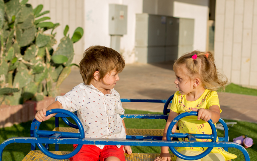 طفل مصاب بالتوحد يتواصل مع الآخرين