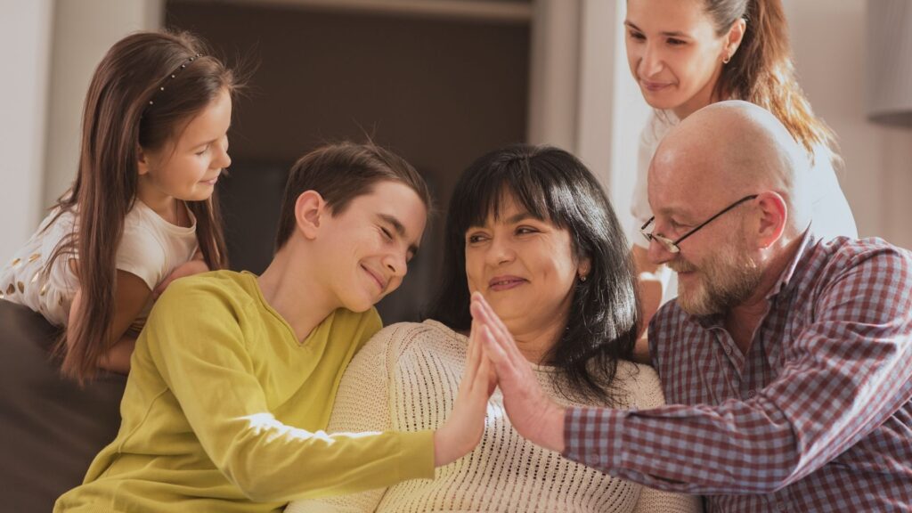 عائلة سعيدة تمارس التدريبات المنزلية لطفل التوحد